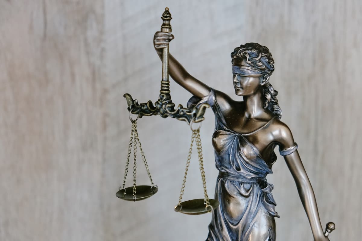 Justitia med våg och svärd